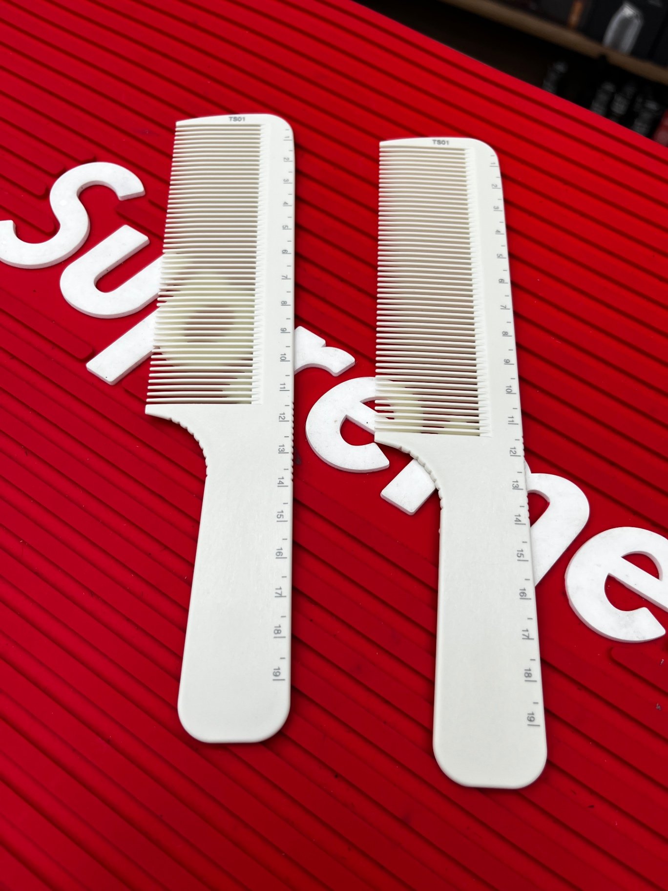 Planeta del barbero - peinilla de carbon blanca